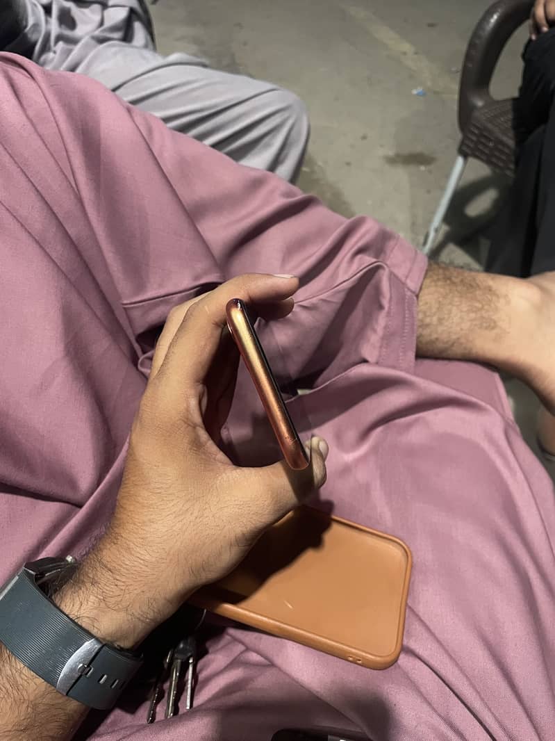 Apple iPhone 11 4