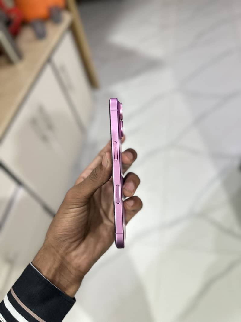 Apple iPhone 16 3