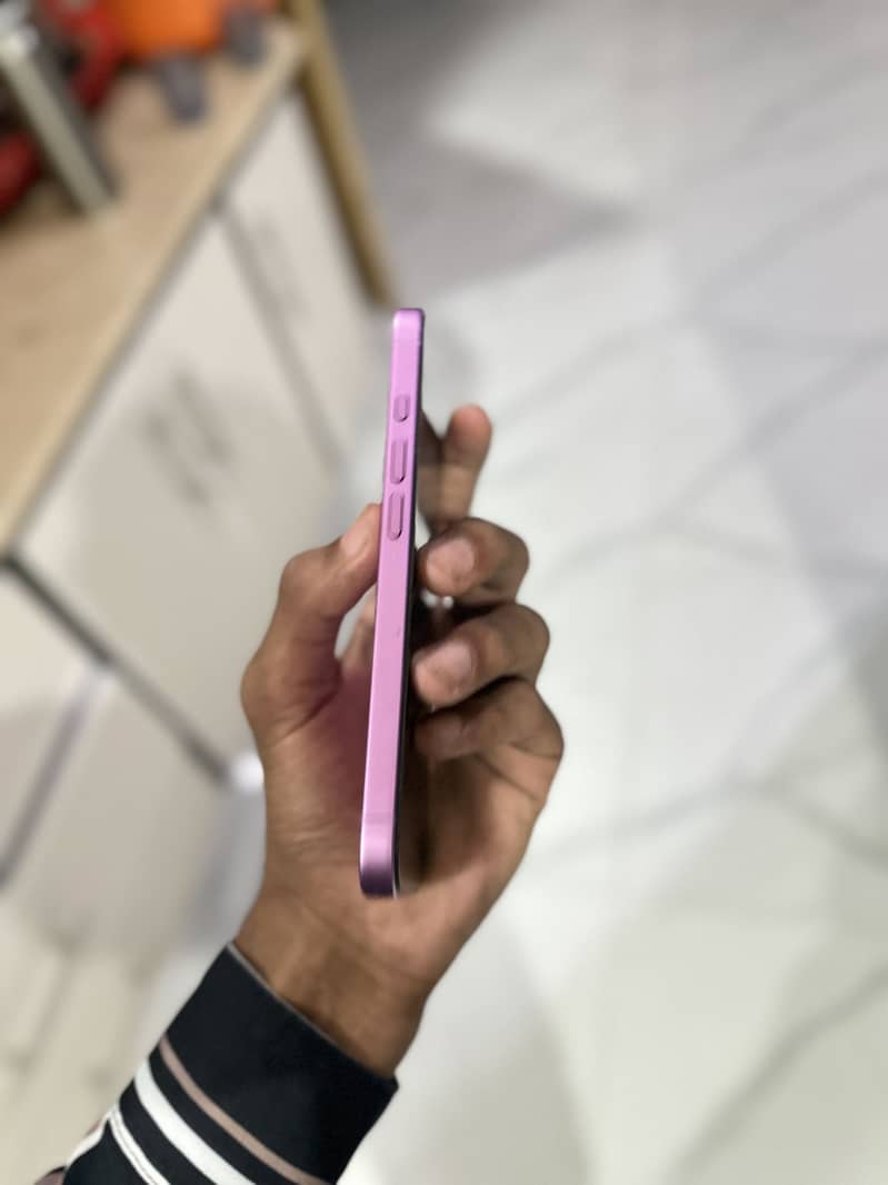 Apple iPhone 16 4