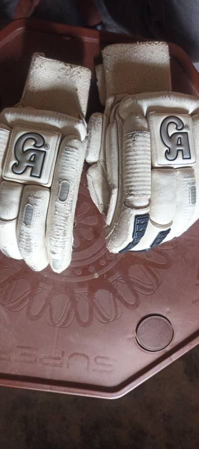CA original used condition gloves for left handede batter.