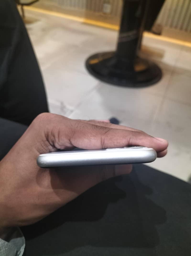 Apple iPhone 11 4