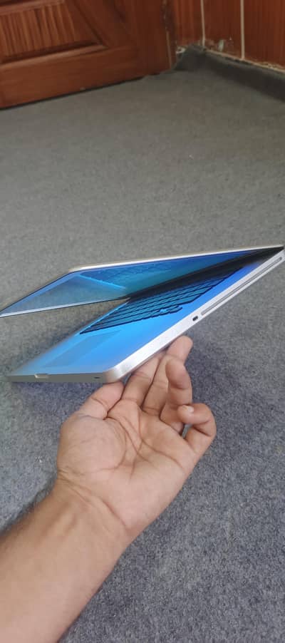 Apple Macbook pro, Core i7, 8Gb ram, 180Gb hard, 4Gb graphic, 3 hours