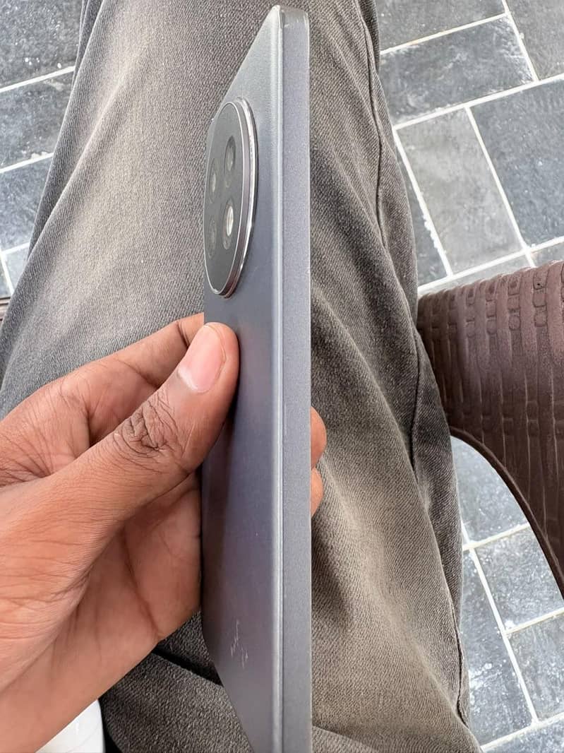 Realme 13 Plus 0