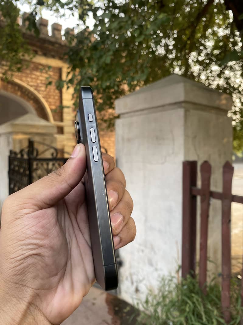 Apple iPhone 15 Pro 3