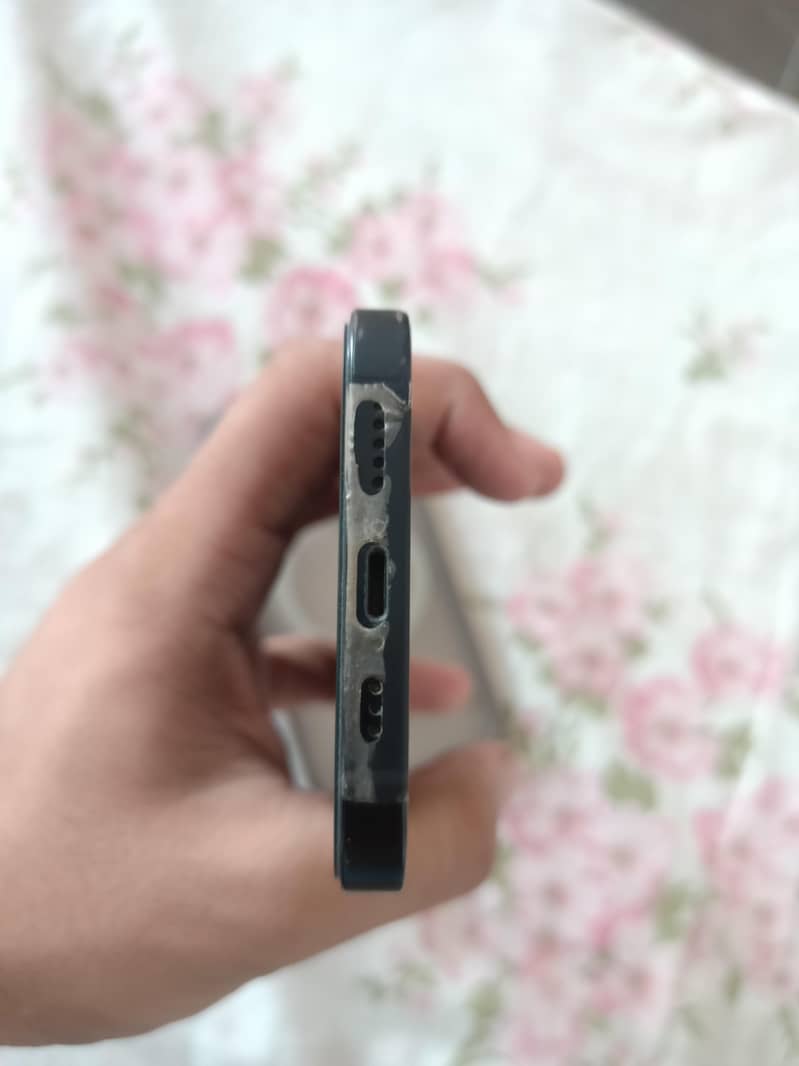 Apple iPhone 12 4