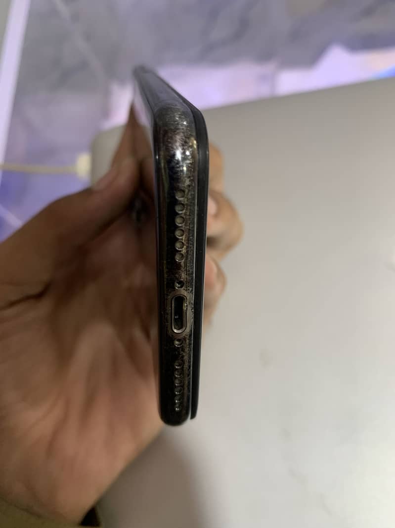 Apple iPhone X 4