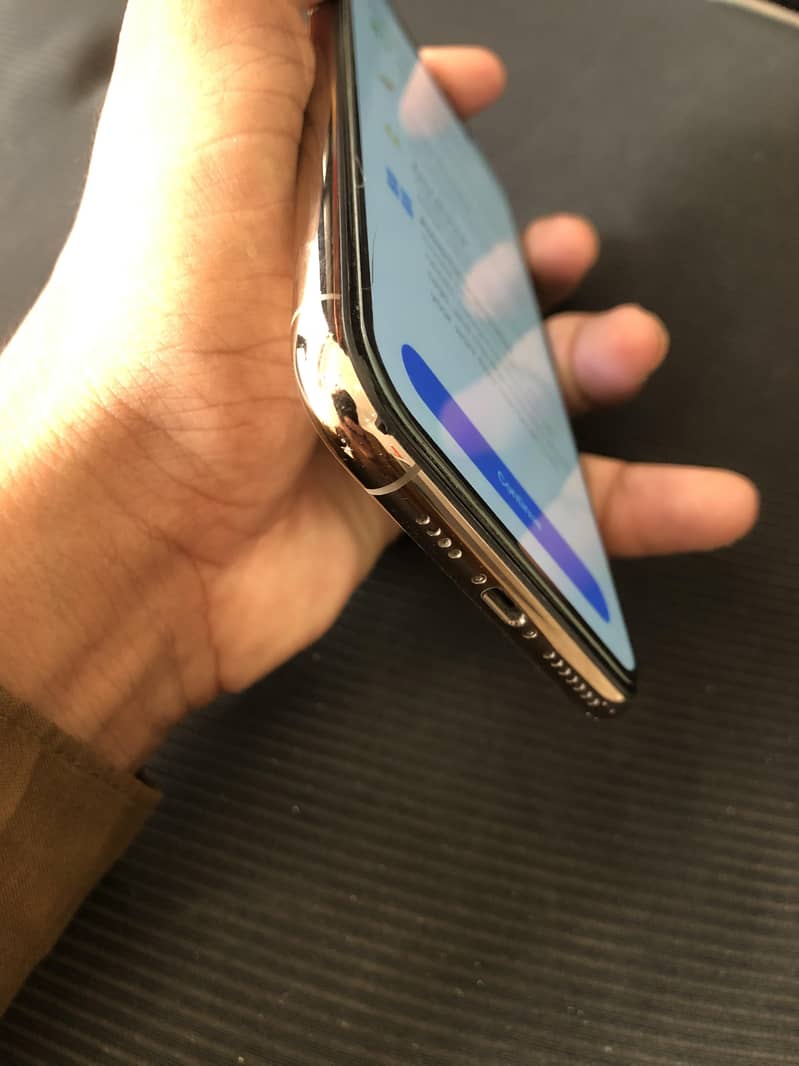 Apple iPhone 11 Pro Max 4
