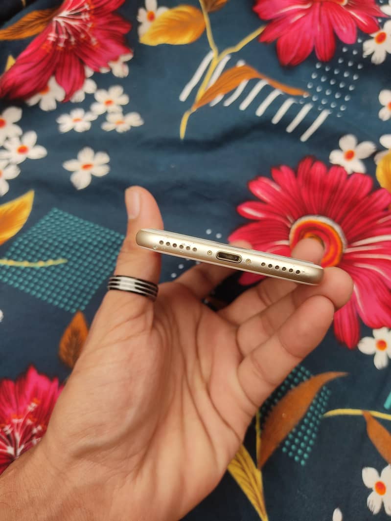 Apple iPhone 7 4