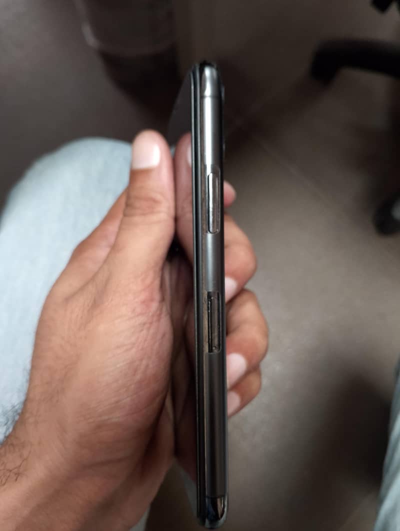 Apple iPhone 11 Pro 4