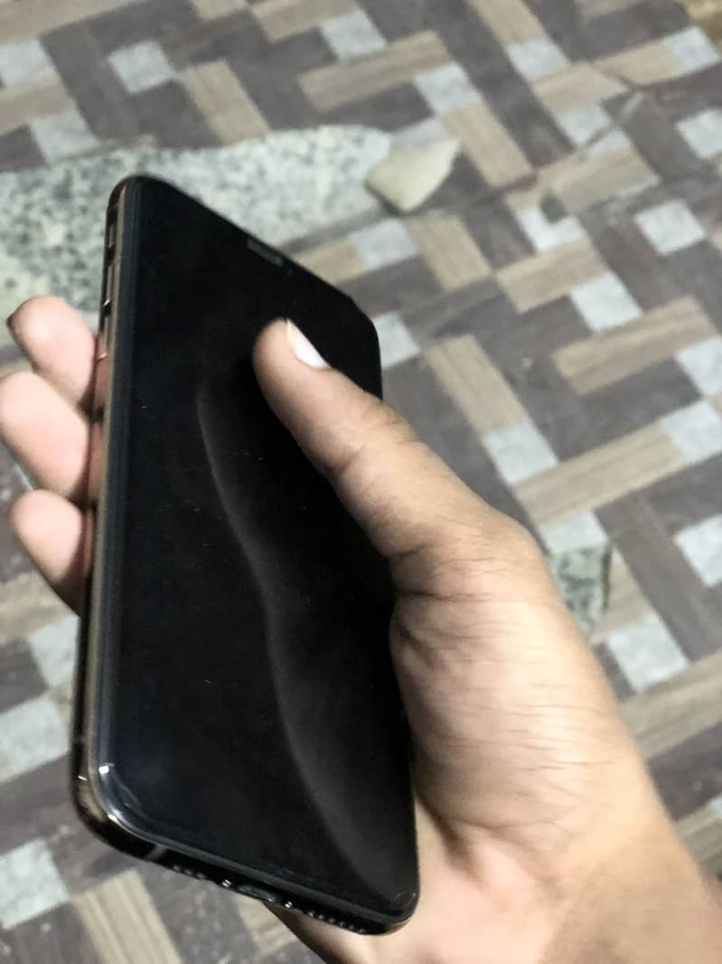 iPhone XS 3