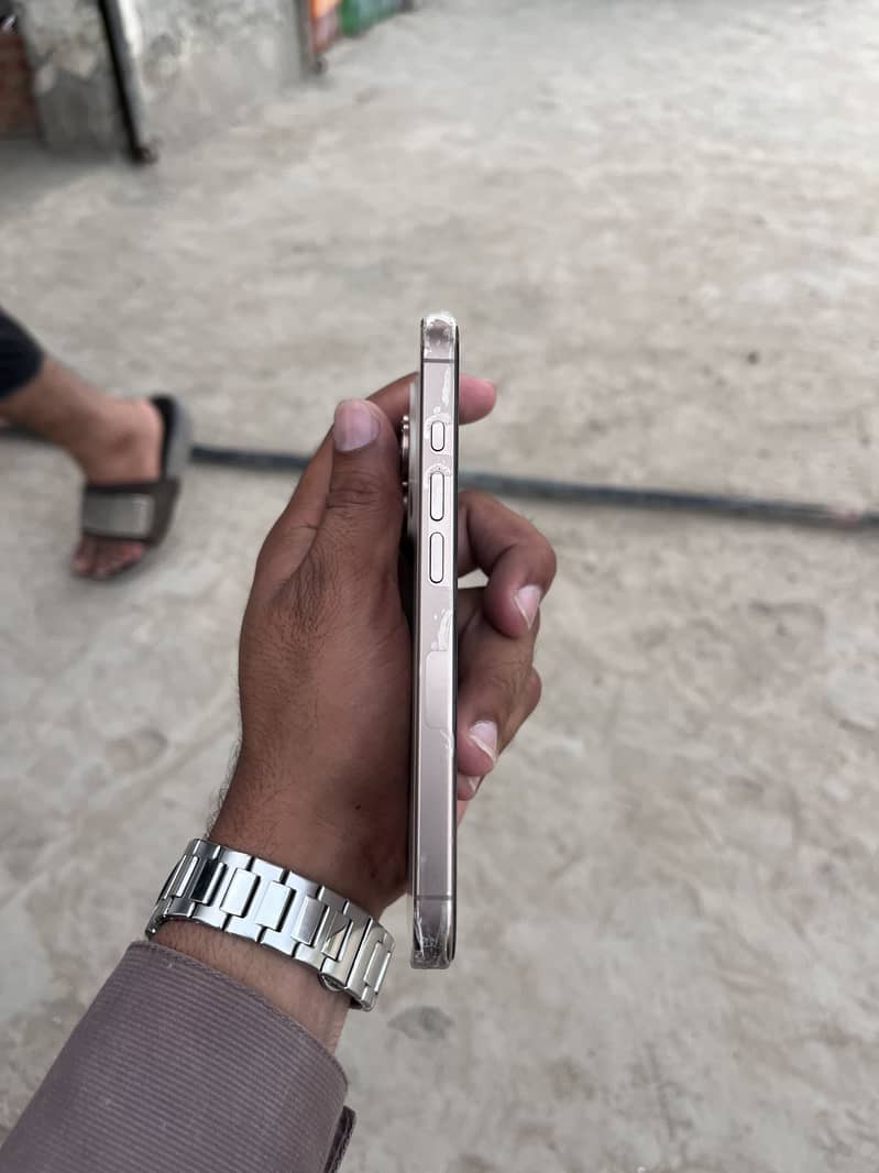 Apple iPhone 16 Pro 2