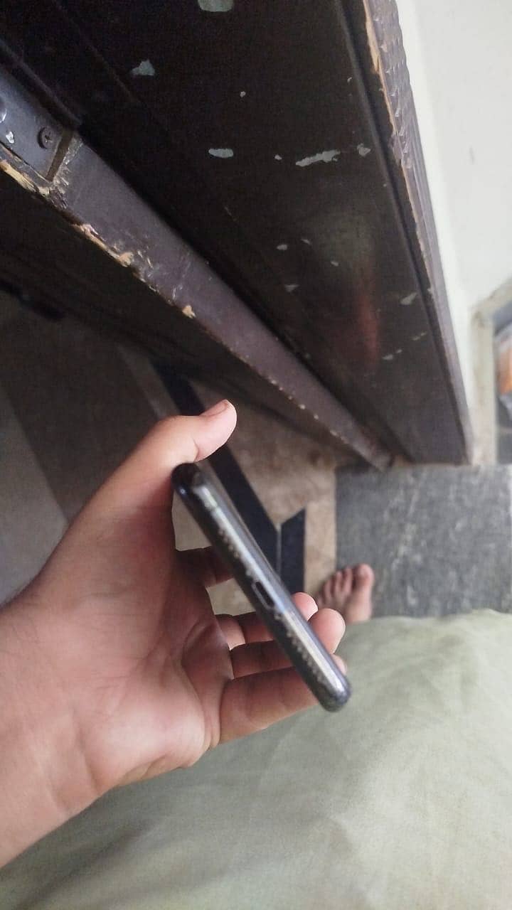 Apple iPhone 11 Pro Max 4