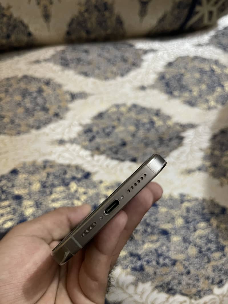 Apple iPhone 15 Pro Max 4