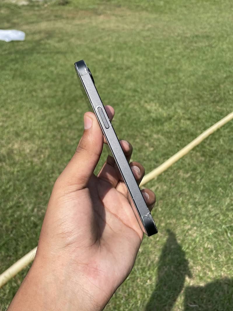 IPHONE 16E 6