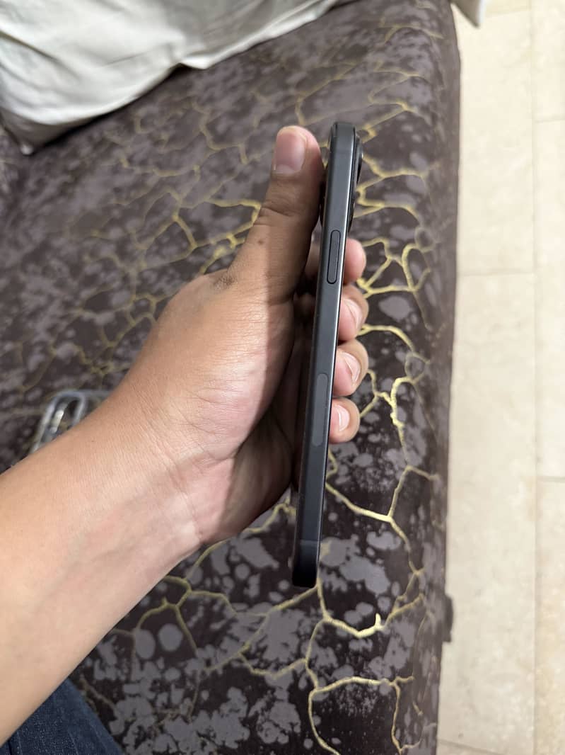 Apple iPhone 15 plus 6
