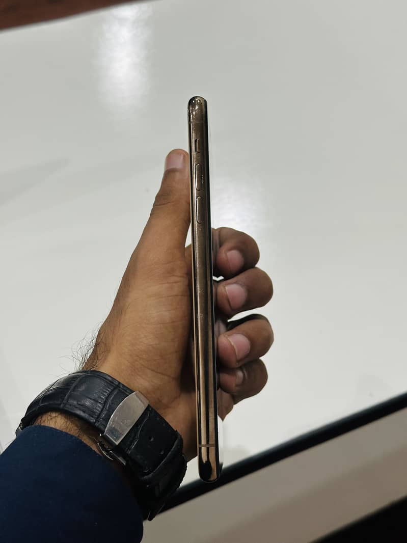 Apple iPhone 11 Pro Max 4