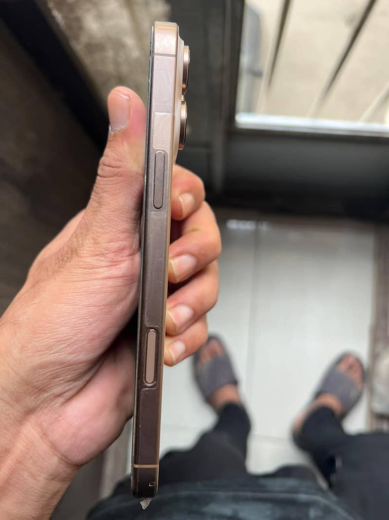 Apple iPhone 16 Pro Max 2