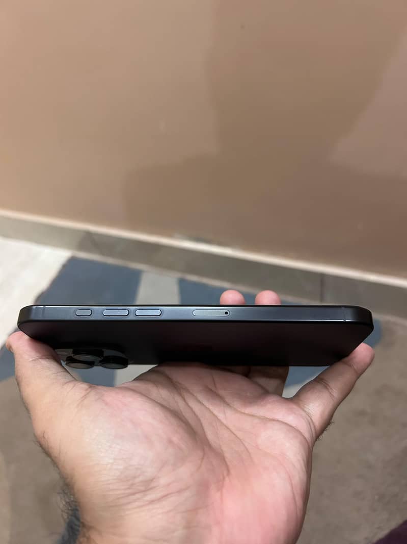 Apple iPhone 16 Pro Max 4
