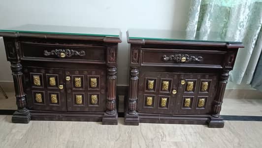 WOODEN QUEEN SIZE BED