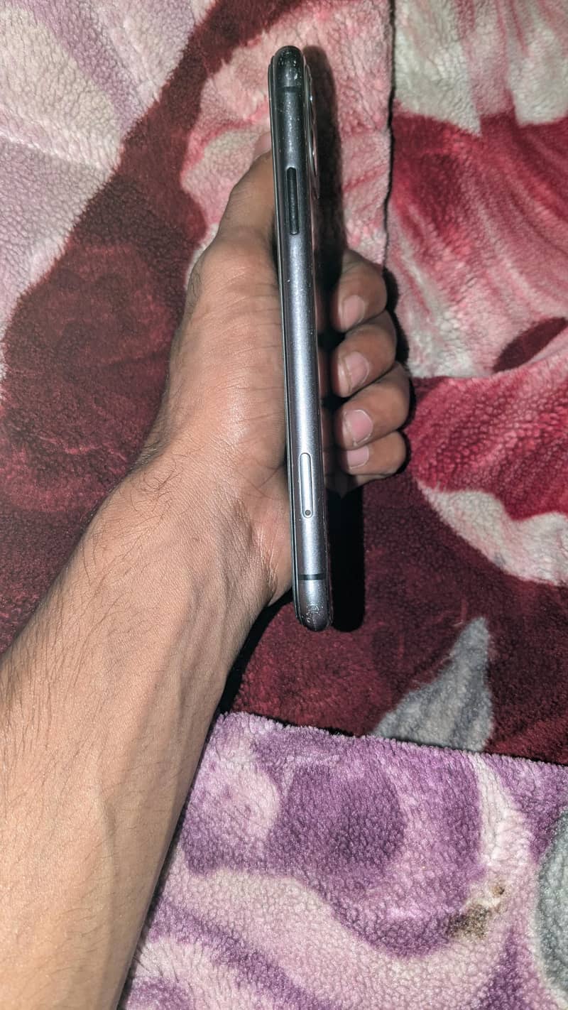 Apple iPhone 11 4