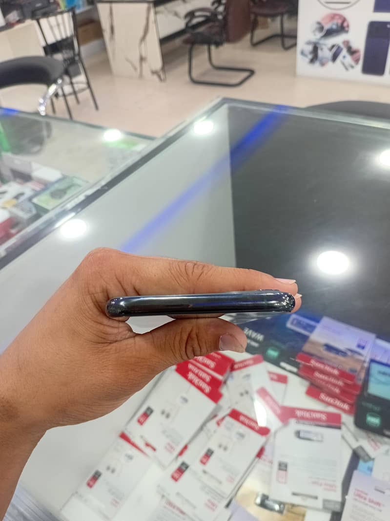 Apple iPhone 11 Pro Max 2
