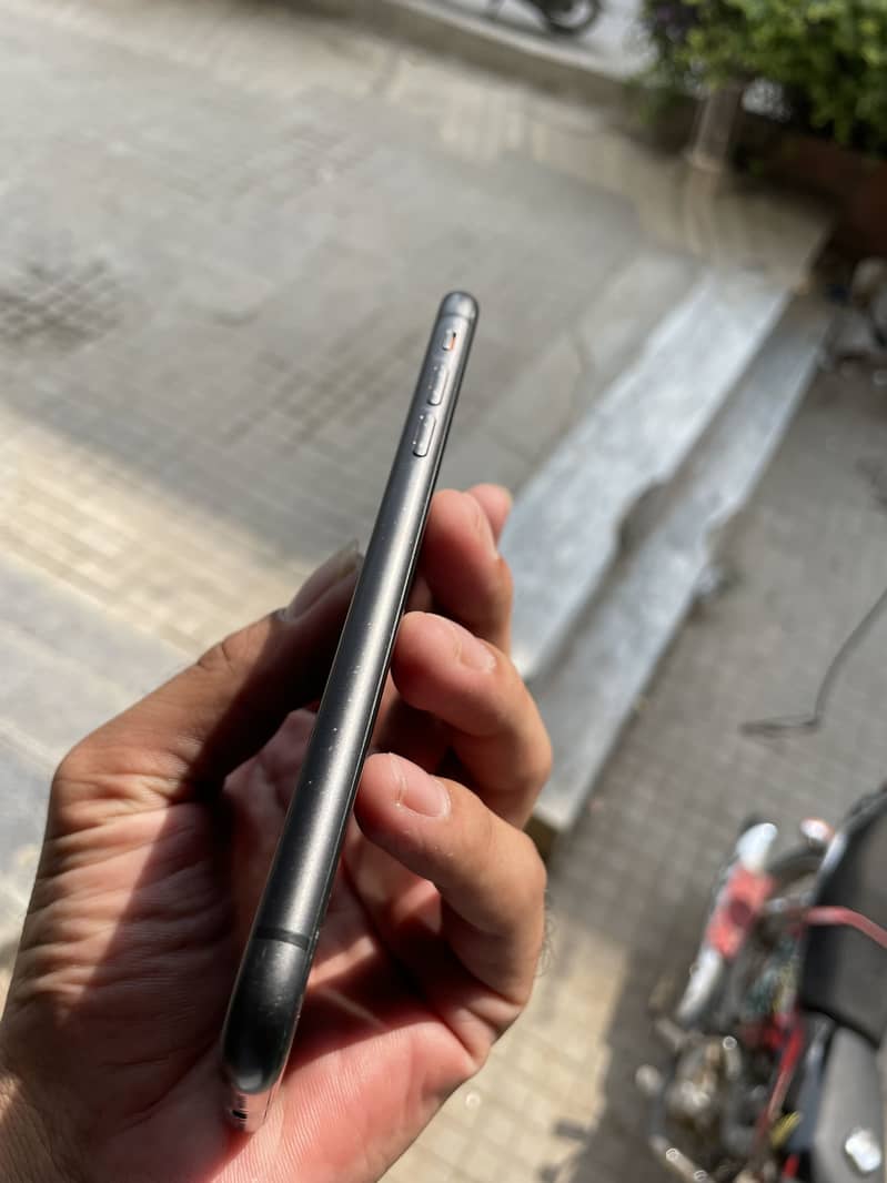 Apple iPhone 11 3