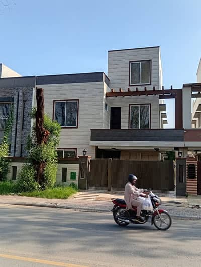 10 Marla Spacious House for Rent - Talha Block Bahria Town Lahore - Family Residence