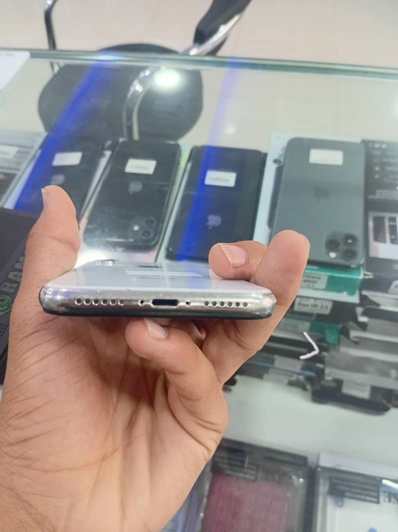 Apple iPhone X 4