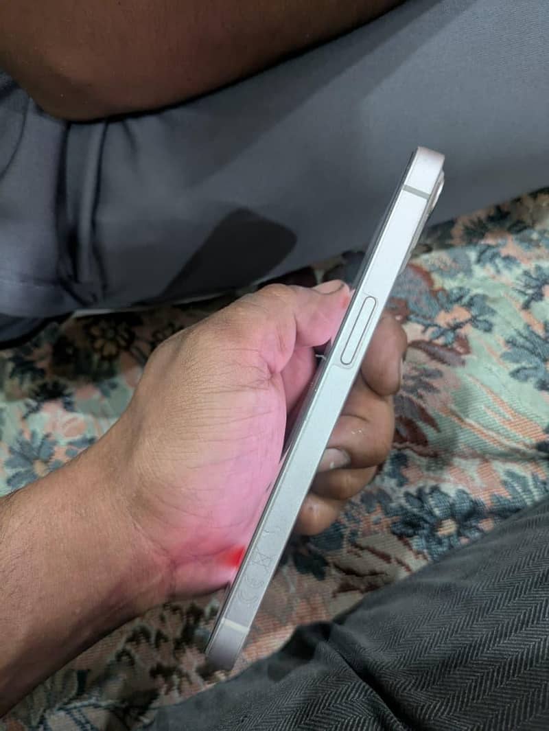 Apple iPhone 13 1