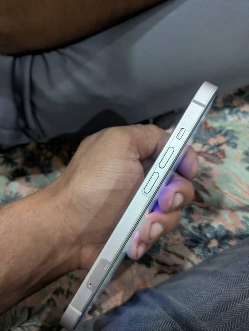 Apple iPhone 13 4