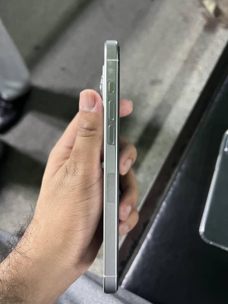 Apple iPhone 15 Pro Max 2