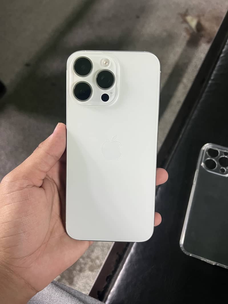 Apple iPhone 15 Pro Max 4