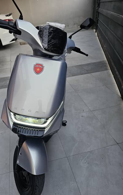 Metro T9 Sports Lithium Battery Electric Scooty