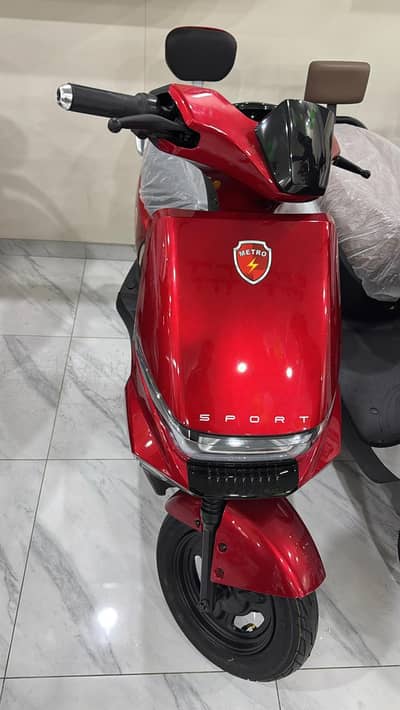 metro t9 sports electric skooty. bilkul new
