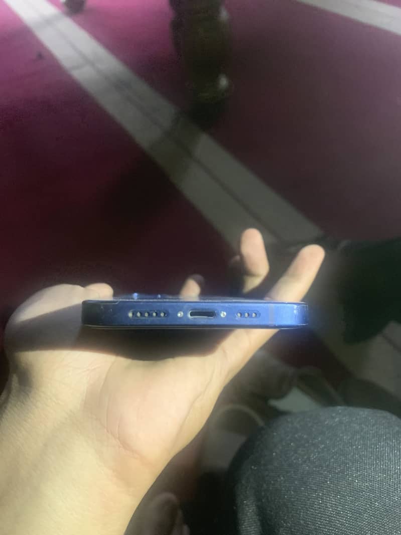 Apple iPhone 12 4