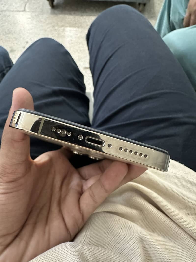Apple iPhone 14 Pro Max 4