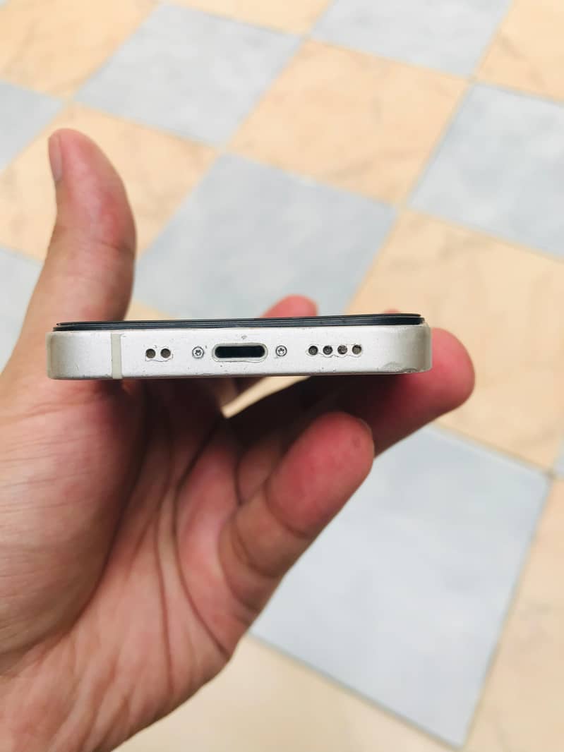 Apple iPhone 13 mini 4