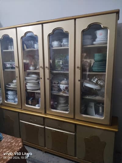 showcase just like brand new. . not even a minor damage . deco poiish
