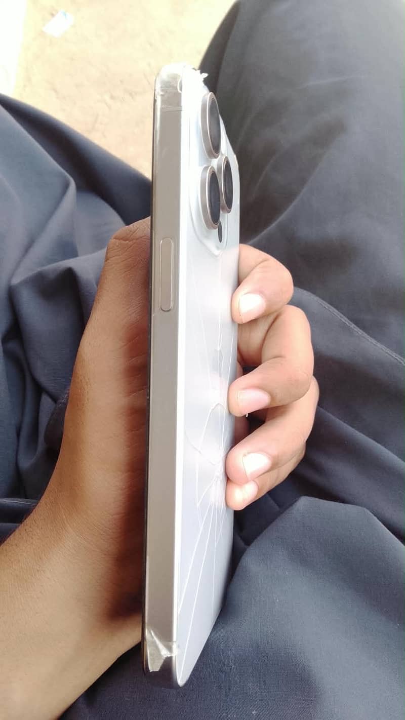 Apple iPhone 15 Pro Max 2