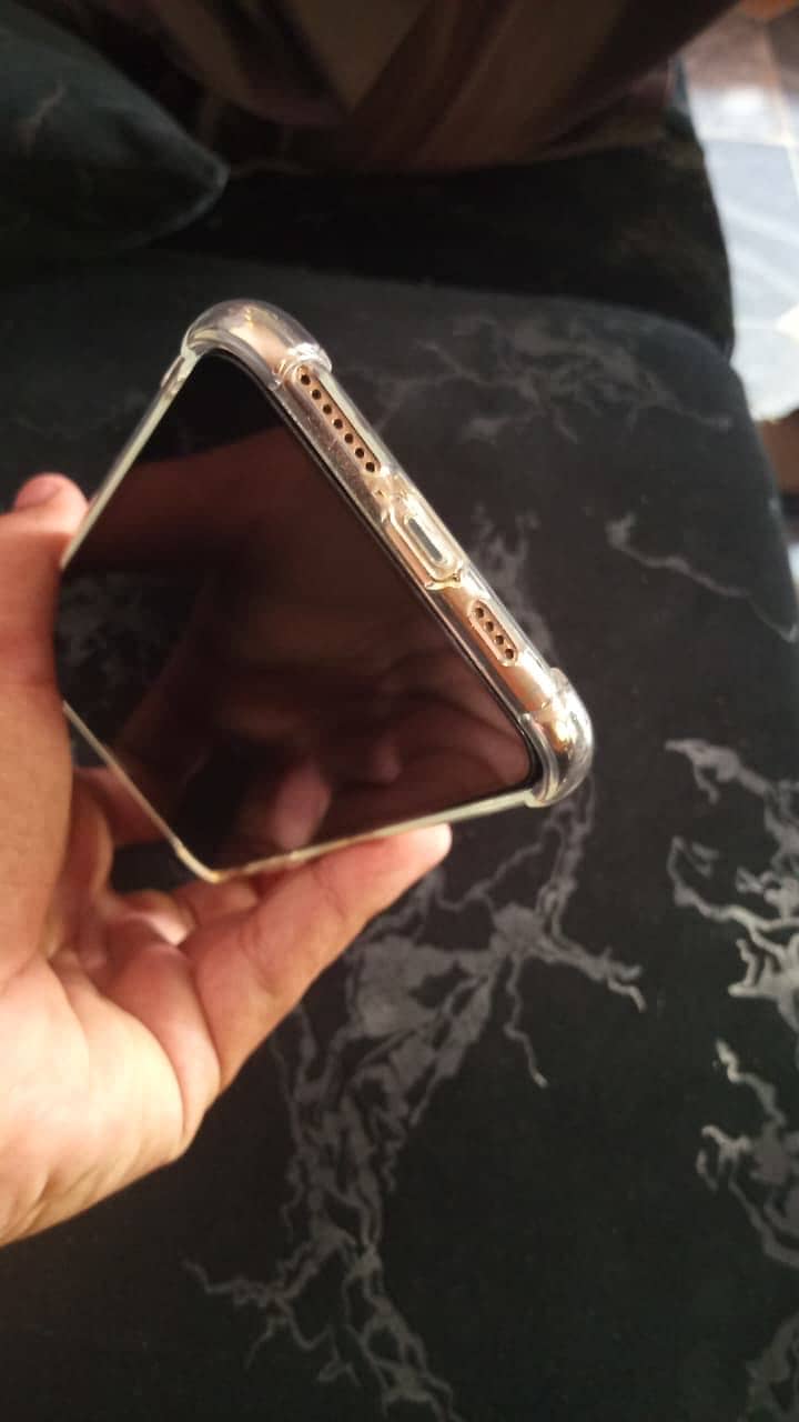 Apple iPhone XS Max 3