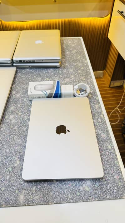 MacBook Air 2022 — M2 Chip    M2 Chip