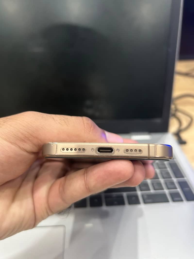 Apple iPhone 16 Pro Max 2