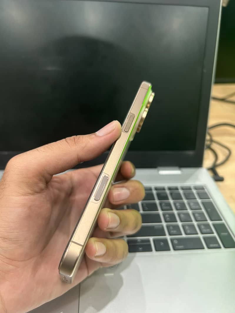 Apple iPhone 16 Pro Max 9