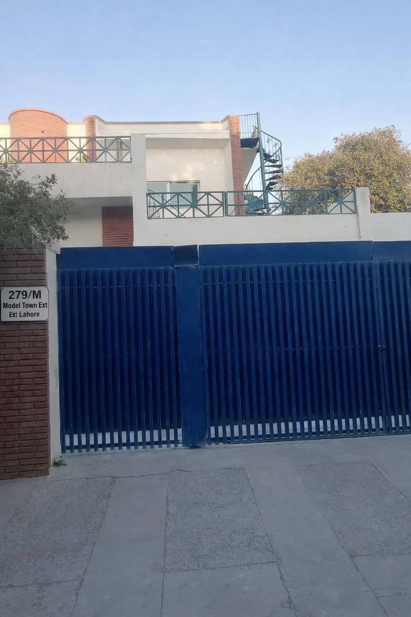 Executive Boys Hostel 8