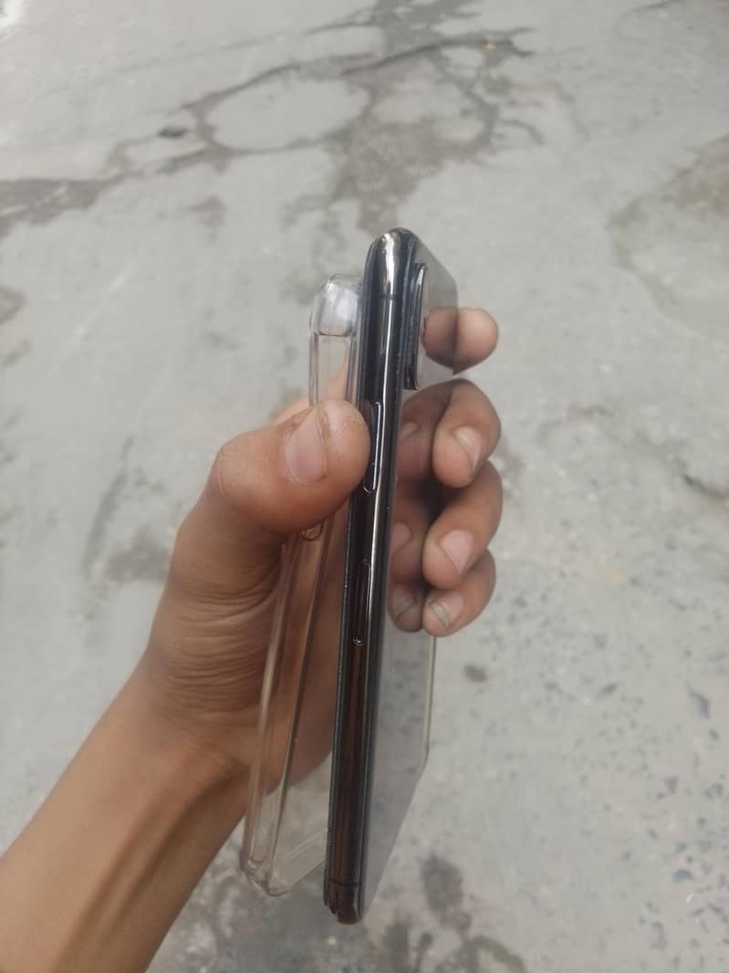 Apple iPhone X 4
