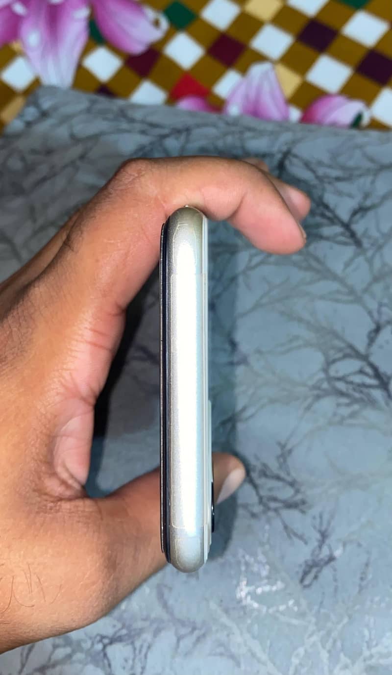 Apple iPhone 11 4