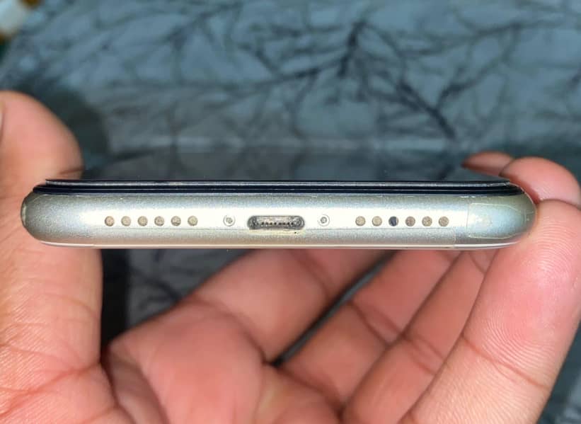 Apple iPhone 11 7