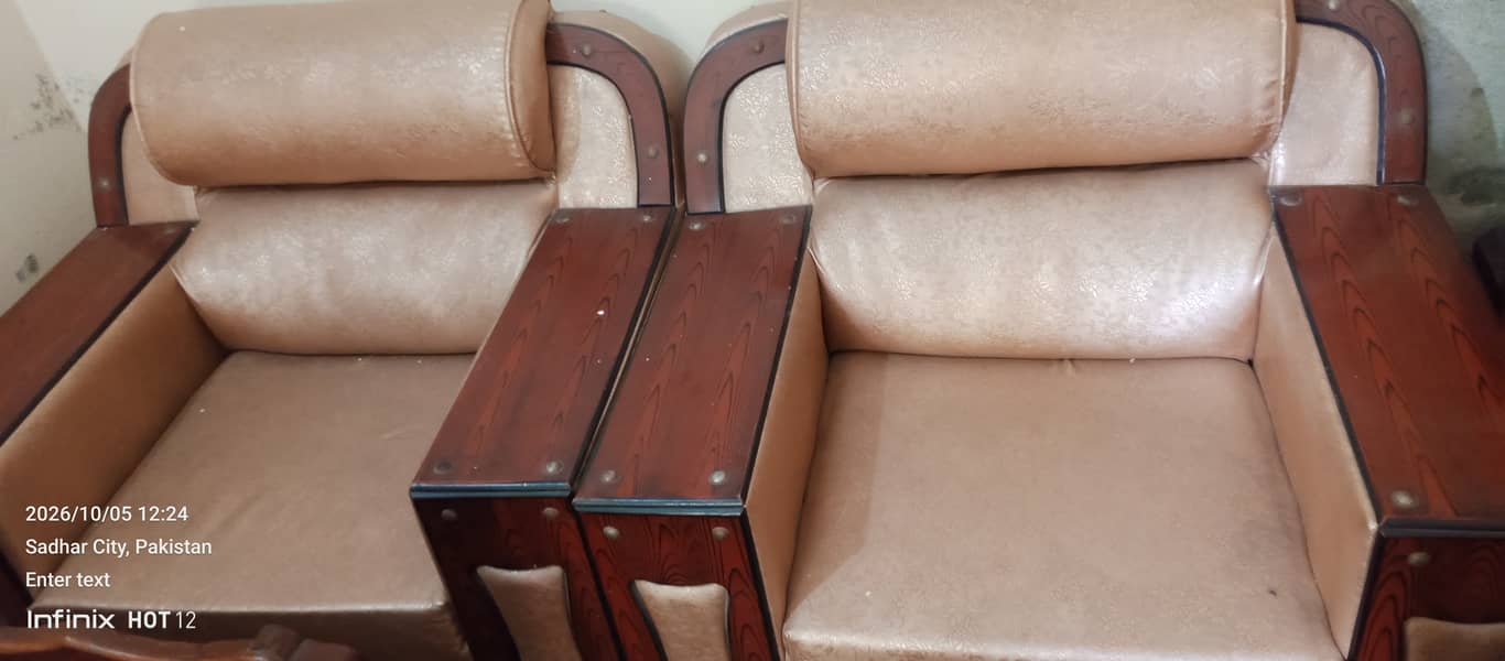 Five seaters lather sofa lush condition 0