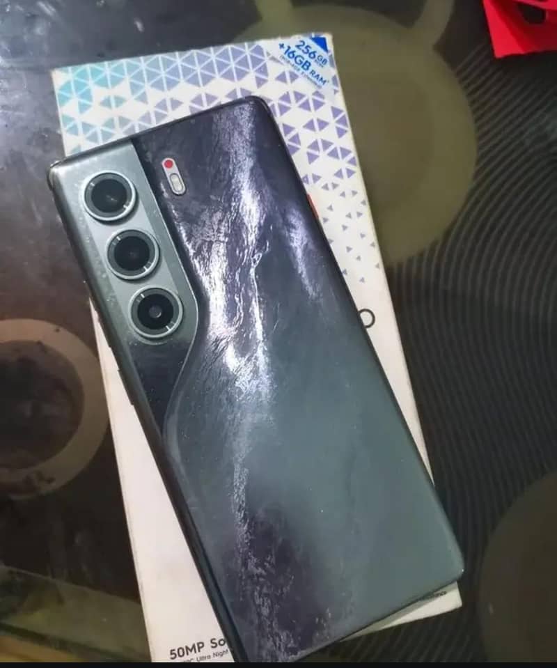 Tecno CAMON 40 Pro 1
