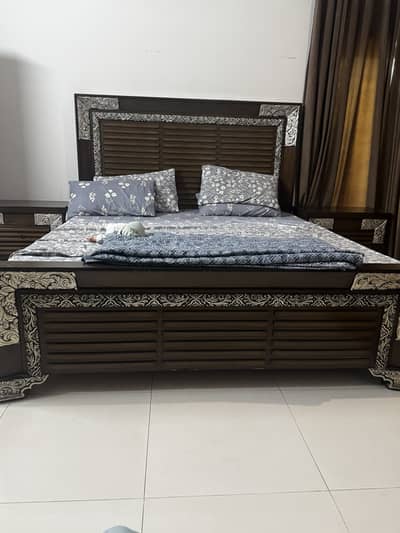 Bumper offer master bed with 2 sides table and dressing